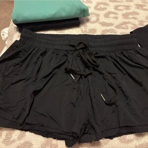 Automet Flowy black shorts- size Large